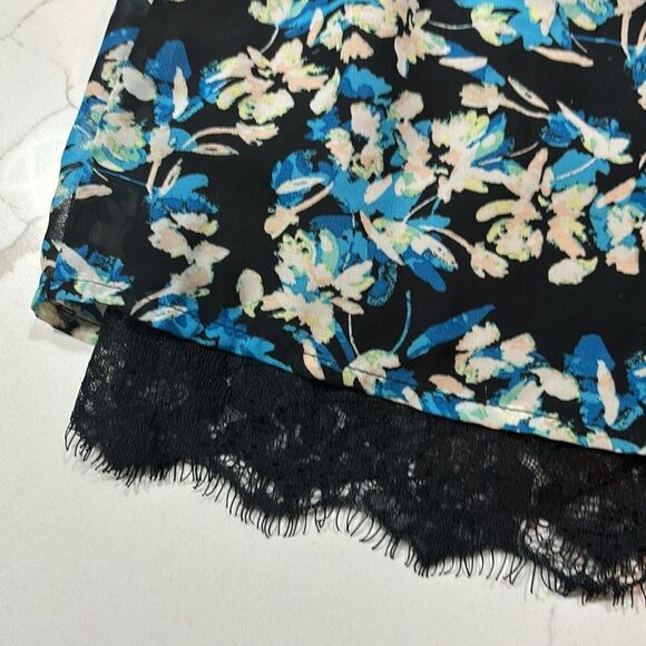 Charlotte Russe | Blue Floral Black Lace Women’s Casual Summer Shorts - Picture 3 of 10